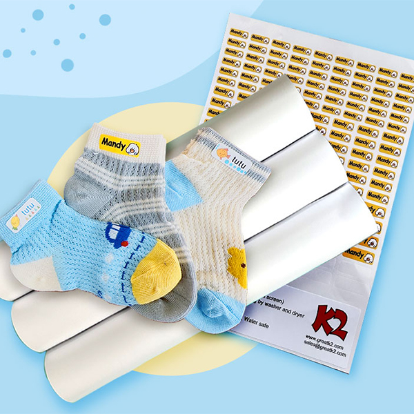 nalepte štítky na detské oblečenie