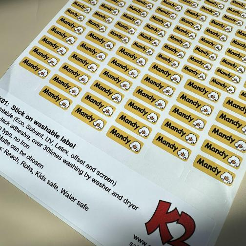 nalepte štítky na detské oblečenie