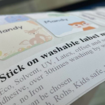 Umývateľný materiál na štítky na odevy na priamu aplikáciu na látku 