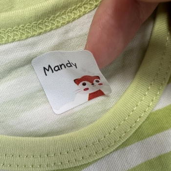 Prilepte sa na štítky s odevmi 
